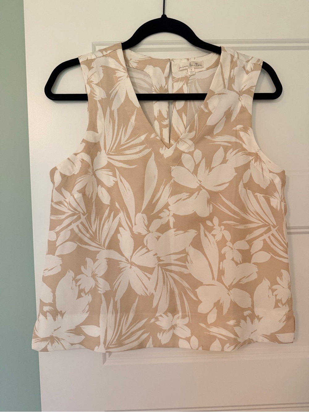 nine britton Beige and White Floral V-Neck Sleeveless Camisole